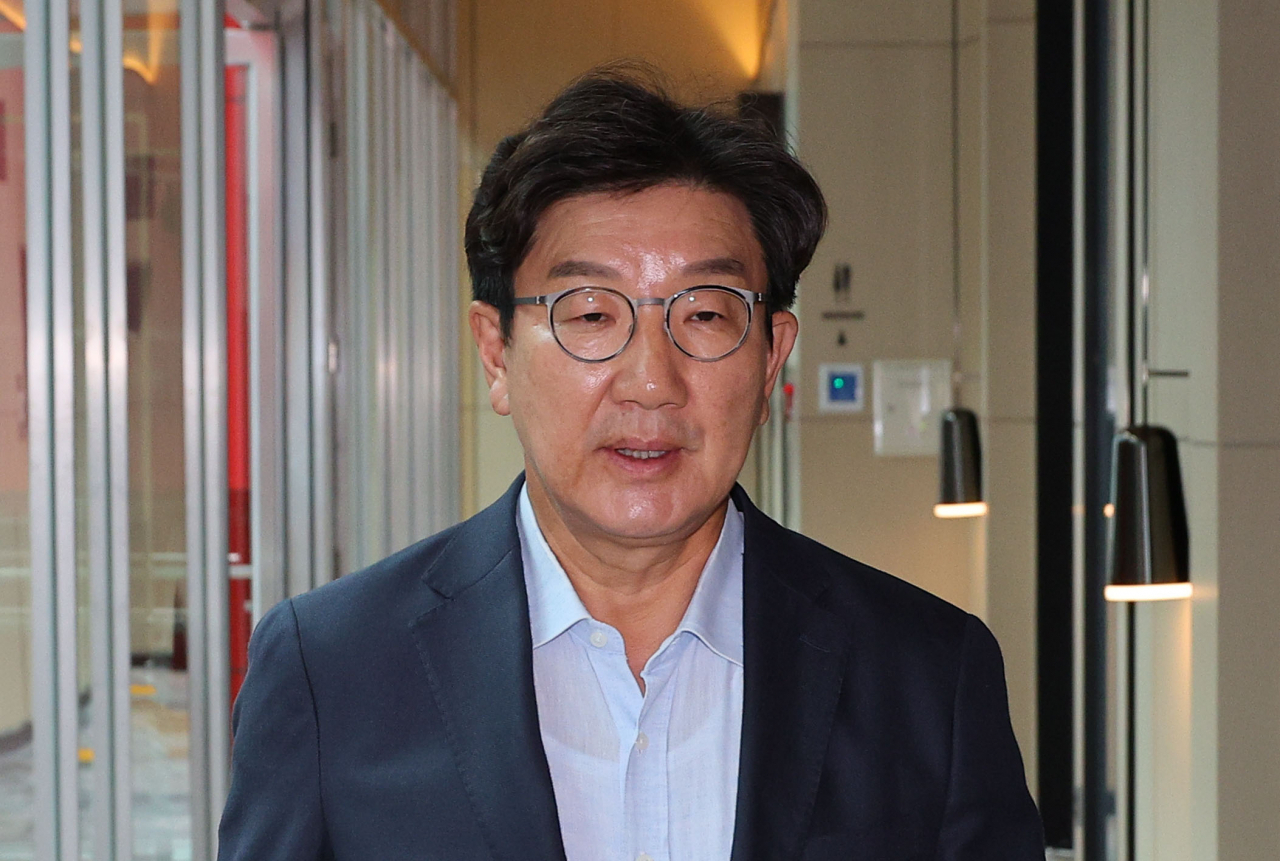 권성동 국민의힘 의원이 5일 서울 영등포구 페어몬트 앰배서더 호텔에서 열린 5선 이상 의원 오찬 회동에 참석하고 있다. [연합]