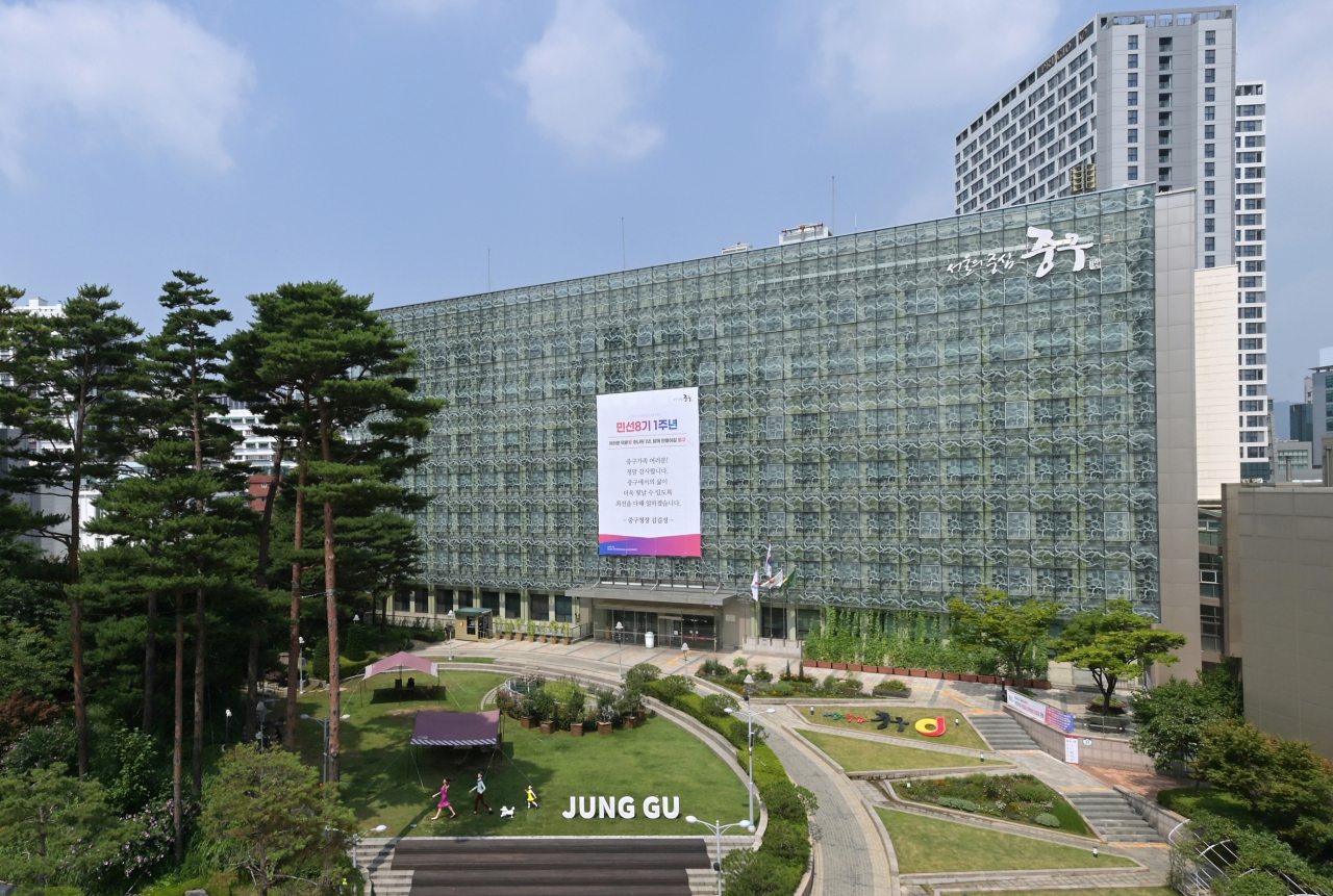 서울 중구는 호텔 ‘보코 서울 명동’ 2층 부설주차장 5면을 주민에게 개방한다. 사진은 중구청 청사 전경.[중구 제공]
