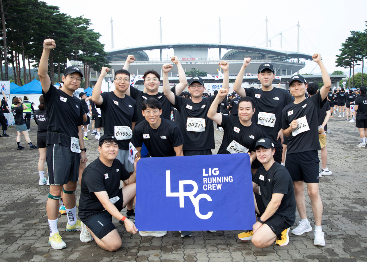 LIG넥스원 동호회 ‘LIG러닝크루’가 지난 15일 상암 월드컵 경기장에서 열린 ‘815런’ 행사에 참가해 기념 촬영을 하고 있다. [LIG넥스원 제공]