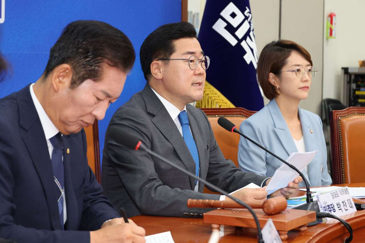 박찬대 더불어민주당 당대표 직무대행 겸 원내대표가 16일 오전 국회에서 열린 최고위원회의에서 발언하고 있다. [연합]