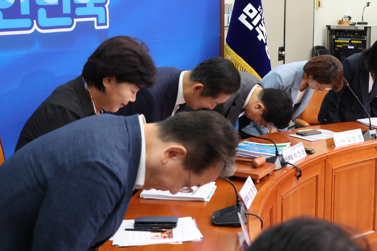 박찬대 더불어민주당 당대표 직무대행 겸 원내대표가 16일 오전 국회에서 최고위원회의에 참석, 전당대회를 이틀 앞두고 마지막 최고위 회의에 참석하는 최고위원들과 함께 인사하고 있다. [연합]