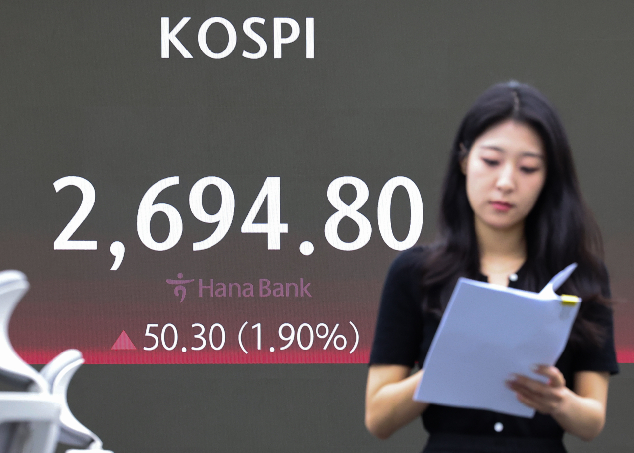 16일 오전 서울 중구 하나은행 본점 딜링룸 현황판에 코스피가 표시돼 있다. 이날 코스피는 전장보다 50.99포인트 오른 2695.49로 시작했다. [연합]