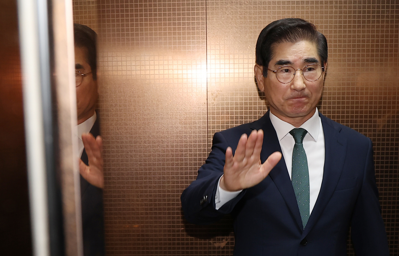 김용현 국방부 장관 후보자가 16일 오전 서울 용산 국방부 영내 육군회관에 마련된 인사청문회 준비 사무실로 첫 출근하고 있다. [연합]