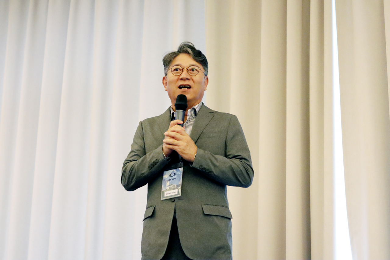 곽재선 KG모빌리티 회장이 지난 14일(현지시간) 독일 프랑크푸르트에서 현지 딜러들과 소통하고 있다. [KG모빌리티 제공]