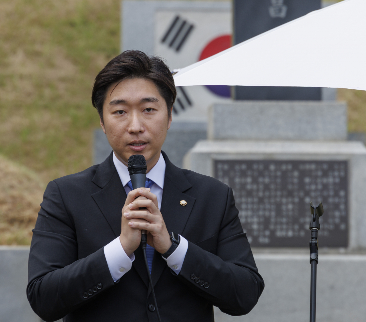 제79주년 광복절을 맞이해 항일독립선열 선양단체 연합(항단연)이 15일 서울 용산구 효창공원 내 삼의사 묘역에서 주최한 광복절 기념식에 참석한 백범 김구 선생의 증손자인 김용만 더불어민주당 의원이 발언하고 있다. 이날 기념식은 정부 주최 광복절 기념식에 불참한 시민단체와 야당 인사들이 참석했다. [연합]