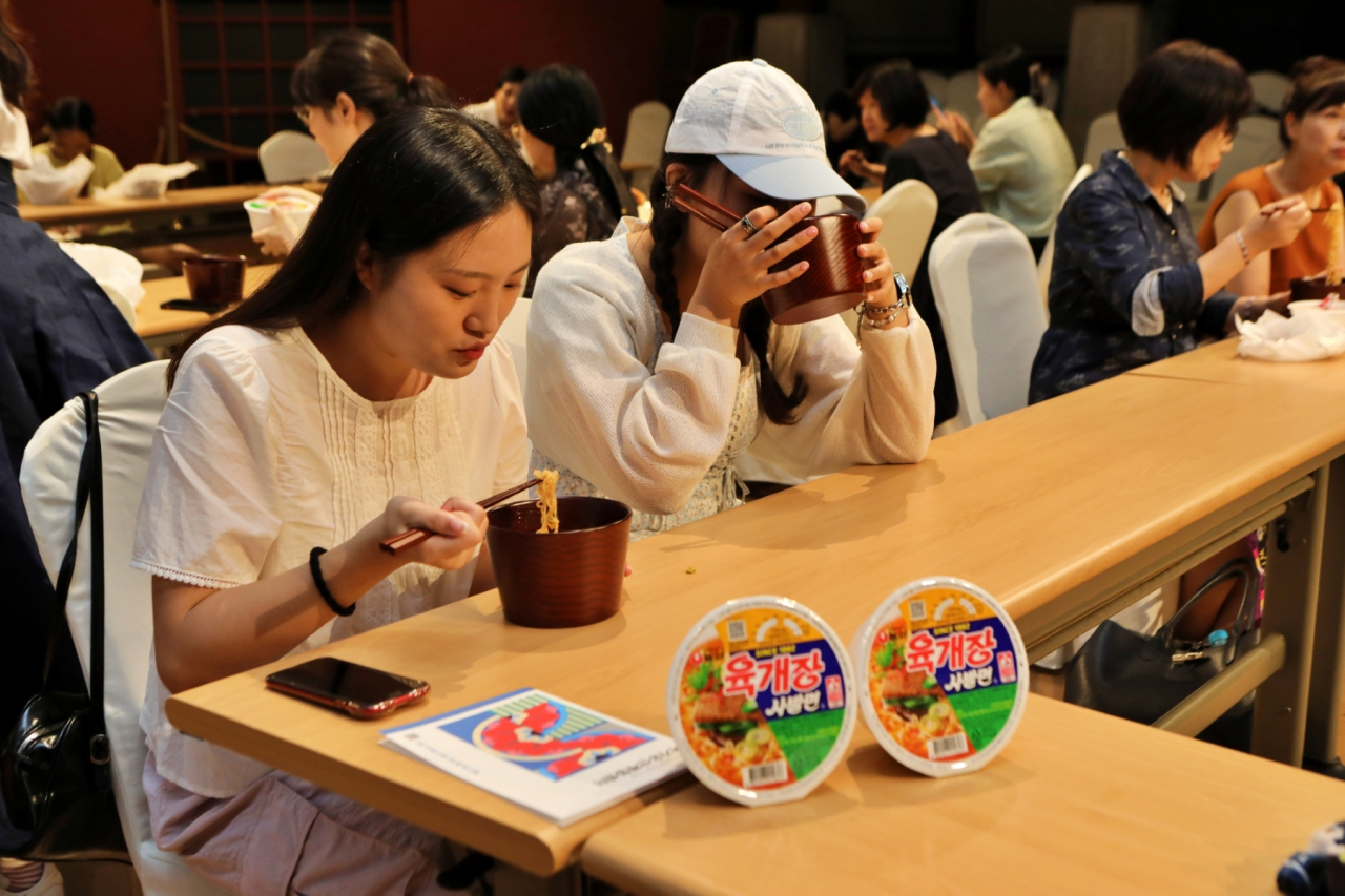 지난 15일 잠실 국가유산체험센터에서 농심이 후원하고 케이티풀이 주관한 케잇데이 ‘옻칠 식기로 즐기는 라면’ 행사에서 참가자가 라면을 시식하고 있다. [농심 제공]