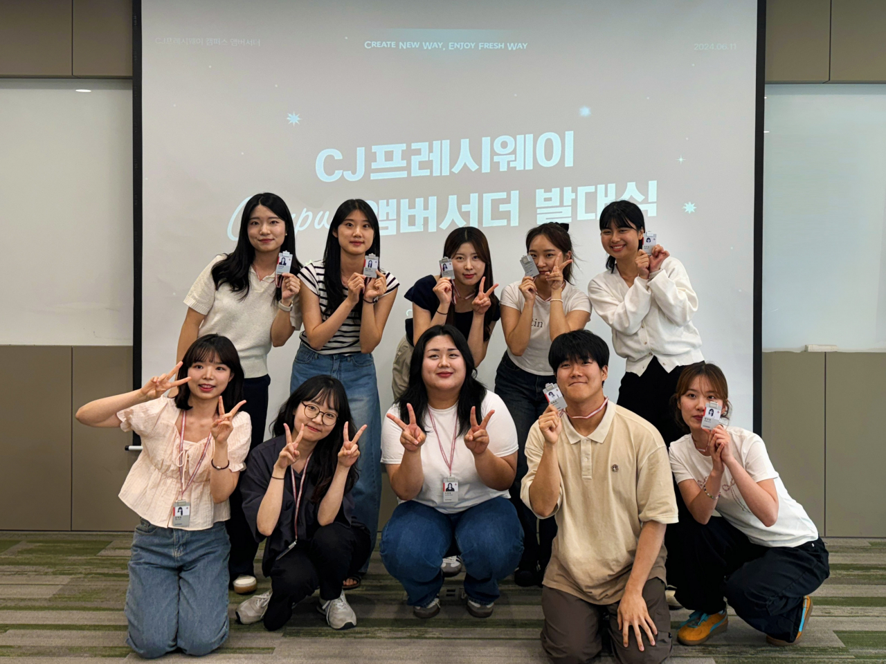 CJ프레시웨이 ‘캠퍼스 앰버서더 1기’ 발대식에서 앰버서더 구성원들이 명예 사원증을 지급받고 기념사진을 촬영하고 있다. [CJ프레시웨이 제공]