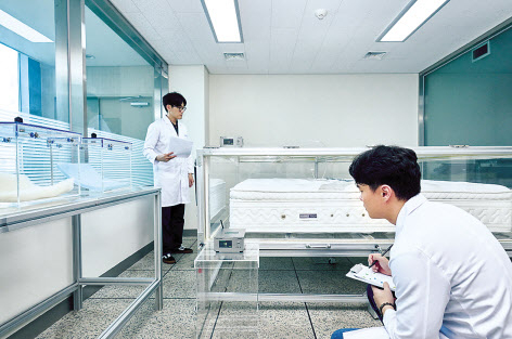 에이스침대 연구원들이 에이스침대공학연구소에 설치된 라돈 측정실에서 라돈 방출량을 살피고 있다 [에이스침대 제공]
