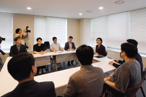 오영주(맨 오른쪽) 중소벤처기업부 장관이 지난 14일 티몬·위메프 미정산 피해기업 관계자들을 만나 애로 사항을 청취하고 있다.