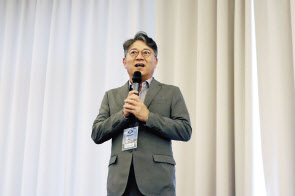 곽재선 KG모빌리티 회장이 14일(현지시간) 독일에서 현지 딜러들과 소통하고 있다.