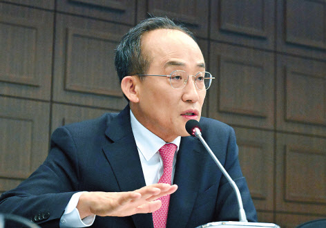 추경호 국민의힘 원내대표가 13일 오전 서울 중구 프레스센터 국제회의장에서 열린 관훈클럽 초청 토론회에 참석해 발언을 하고 있다. 임세준 기자