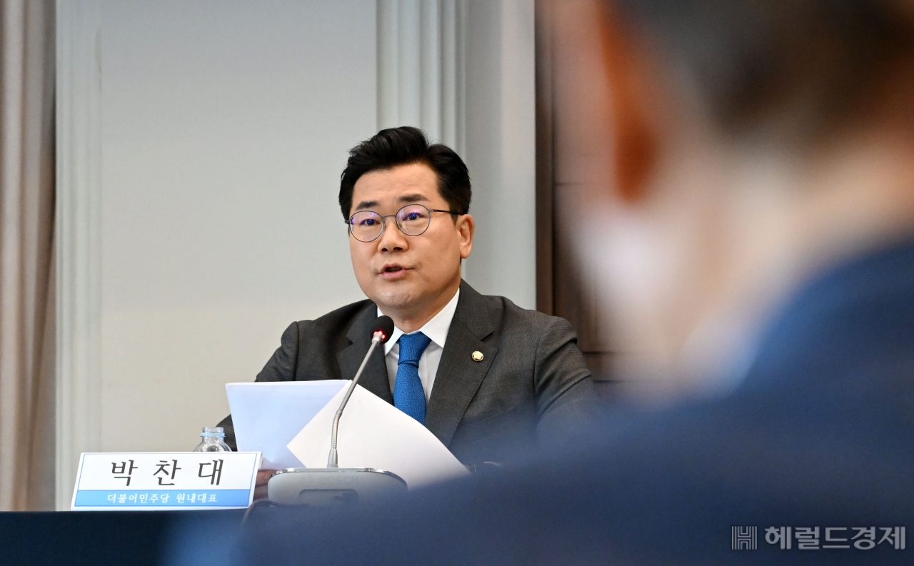 박찬대 더불어민주당 대표 직무대행 겸 원내대표가 16일 오전 서울 중구 프레스센터에서 열린 관훈클럽 초청 토론회에서 패널들의 질문에 답변을 하고 있다. [이상섭 기자]