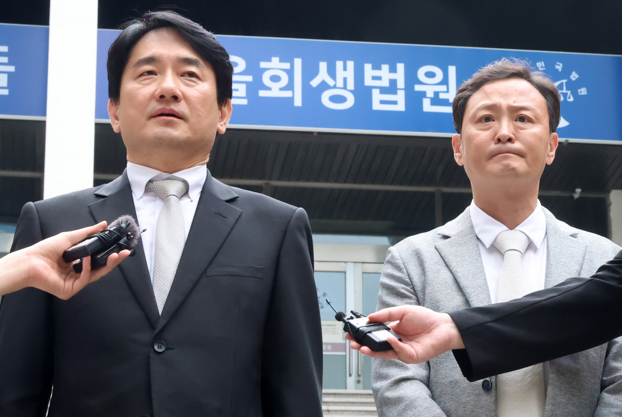 류화현(왼쪽) 위메프 대표이사와 류광진 티몬 대표이사가 지난 13일 오후 서울 서초구 서울회생법원에서 열린 티몬과 위메프 사태 관련 회생절차 협의회를 마친 뒤 취재진의 질문에 답하고 있다. [연합]