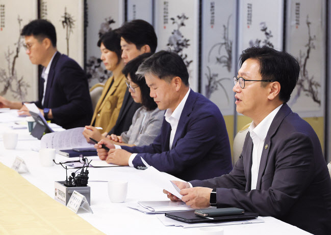 김범석(오른쪽) 기획재정부 1차관이 16일 서울 종로구 정부서울청사에서 열린 경제관계차관회의 겸 물가관계차관회의에서 발언하고 있다. [연합]