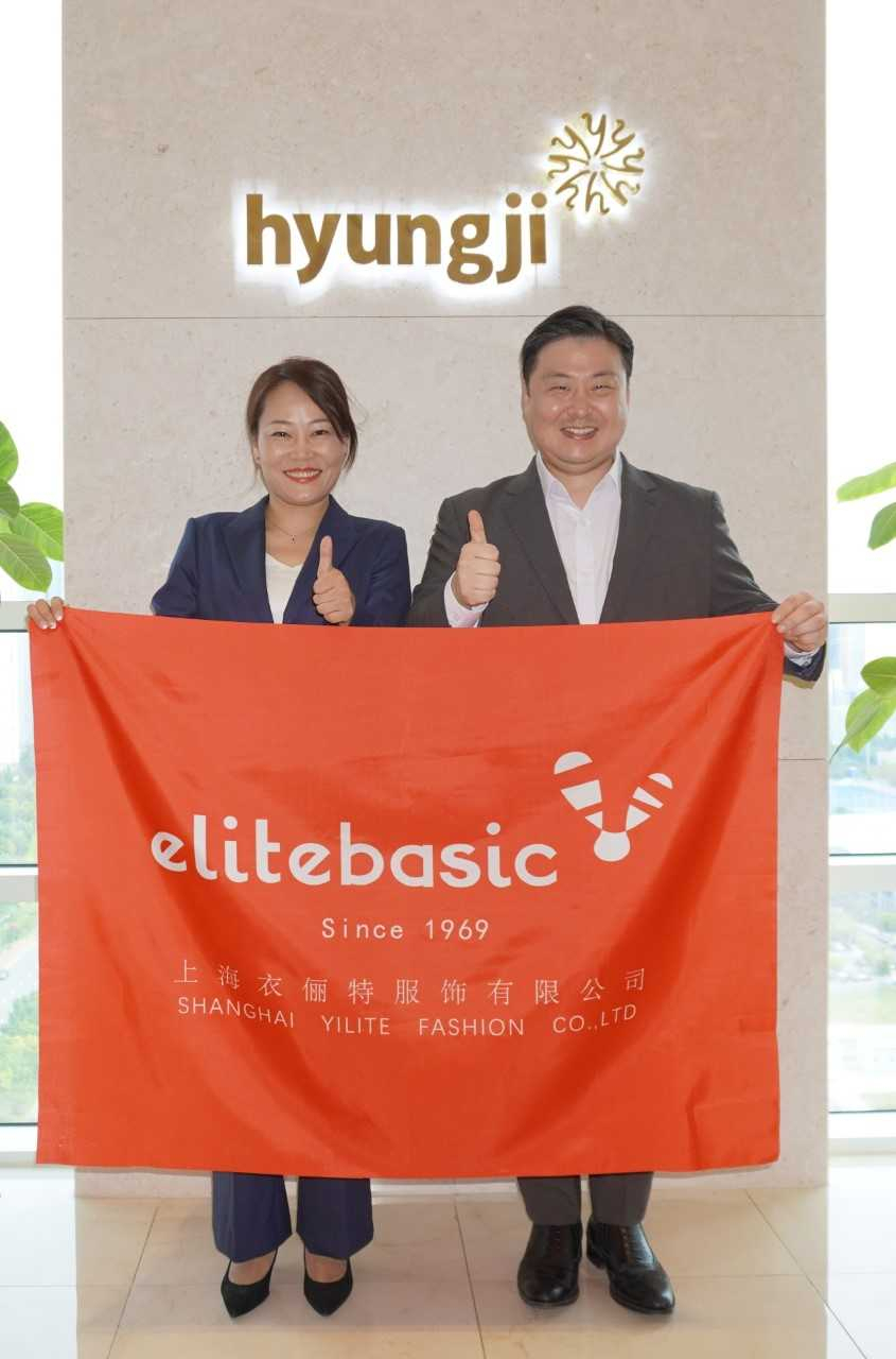 최준호(오른쪽부터) 형지엘리트 부회장과 허원신 상해엘리트 총경리가 지난 8일 송도 본사 형지글로벌패션복합센터에서 기념 사진을 촬영하고 있다. [형지엘리트 제공]