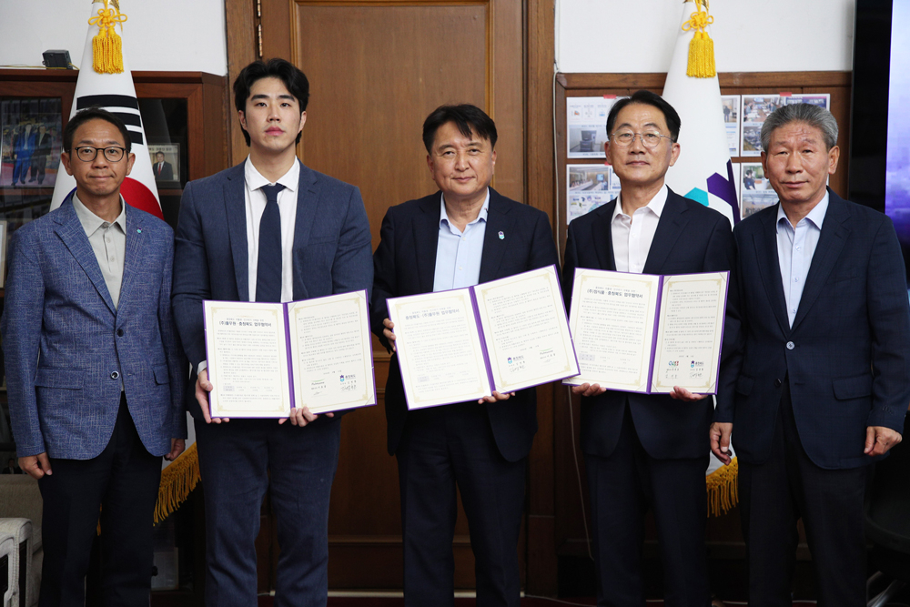 14일 충청북도청에서 진행된 ‘우리아이 먹거리 할인쿠폰 지원사업 협약식’에서 김재용(오른쪽 두번째) 정식품 청주공장 공장장이 관계자들과 기념촬영을 하고 있다. [정식품 제공]
