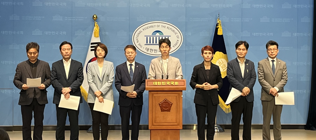 문재인 정부 출신 더불어민주당 의원들이 16일 오후 국회 소통관에서 기자회견을 하고 있다. 왼쪽부터 김영배·정태호·고민정·민형배·윤건영·이용선·진성준 의원. 양근혁 기자