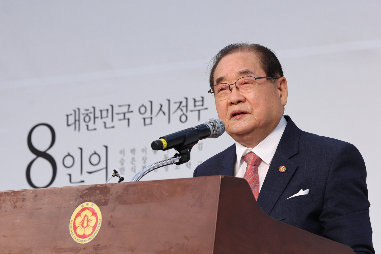 광복회는 16일 김진태 강원특별자치도 도지사와 김의환 미국 뉴욕 총영사의 광복절 경축행사 ‘건국절 발언’을 거론하며 윤석열 정부가 건국절을 추진하지 않겠다는 언급을 신뢰할 수 없다는 입장을 밝혔다. 이종찬 광복회장이 전날 서울 용산 효창공원 내 백범김구기념관에서 기념사를 하고 있다. [연합]