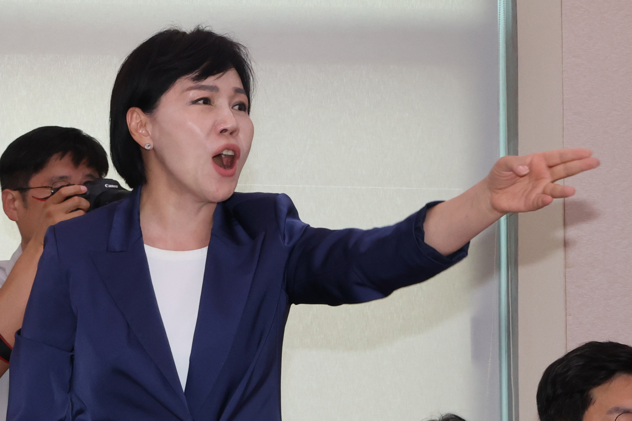 더불어민주당 전현희 의원이 14일 오전 국회 법제사법위원회에서 열린 김영철 서울북부지검 차장검사 '탄핵소추사건 조사'와 관련한 청문회에서 권익위원회 고위 간부 사망과 관련한 의사진행발언을 하던 중 발언에 대해 항의하는 국민의힘 송석준 의원과 설전을 벌이고 있다. [연합]