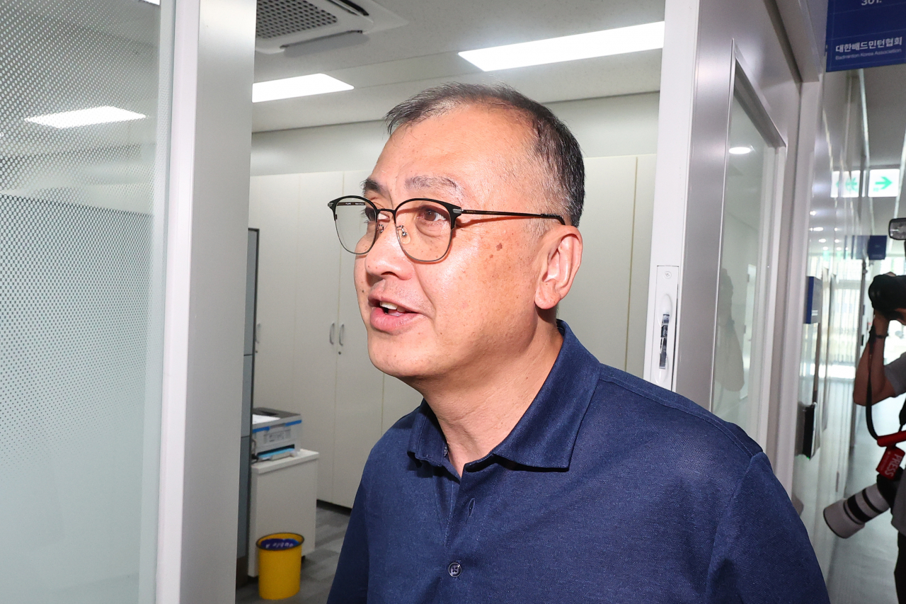 김학균 배드민턴 국가대표팀 감독이 16일 서울 송파구 올림픽회관에서 열린 안세영의 작심 발언 관련 대한배드민턴협회 자체 진상조사위원회 회의 참석에 앞서 협회 사무실로 향하고 있다. [연합]