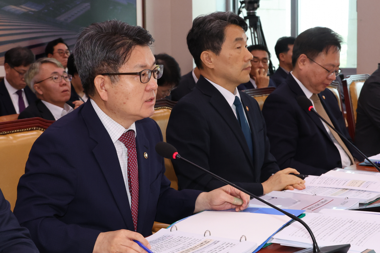 오석환 교육부 차관(왼쪽)이 16일 오전 서울 여의도 국회에서 열린 교육위원회와 보건복지위원회의 '의과대학 교육 점검 연석 청문회'에서 위원 질의에 답하고 있다. [연합]