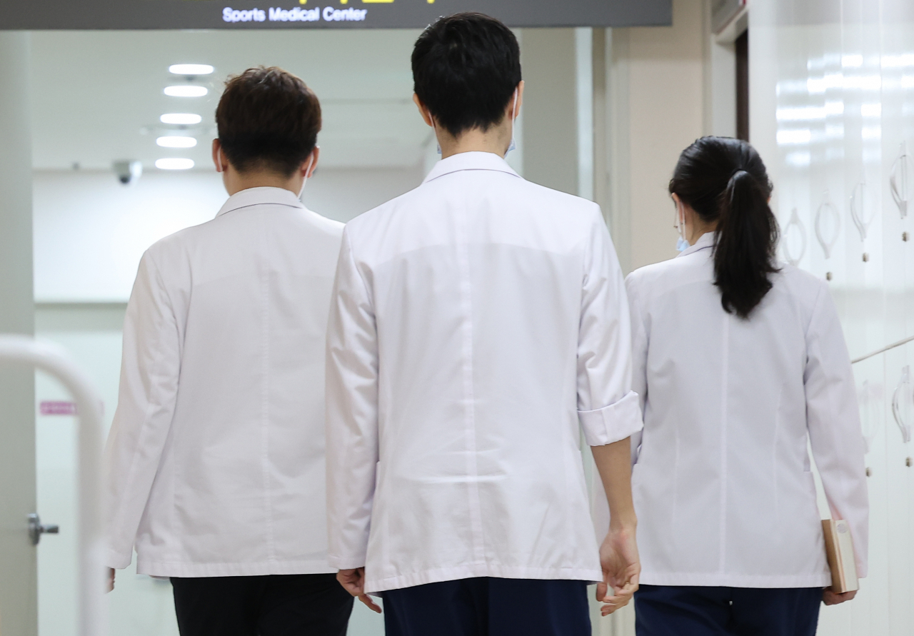 ‘의료공백’ 여파로 국립대 병원의 경영환경이 악화일로다. 사진은 의정갈등이 이어지고 있는 16일 서울 시내 한 대학병원에서 의료진이 이동하고 있다. [연합]