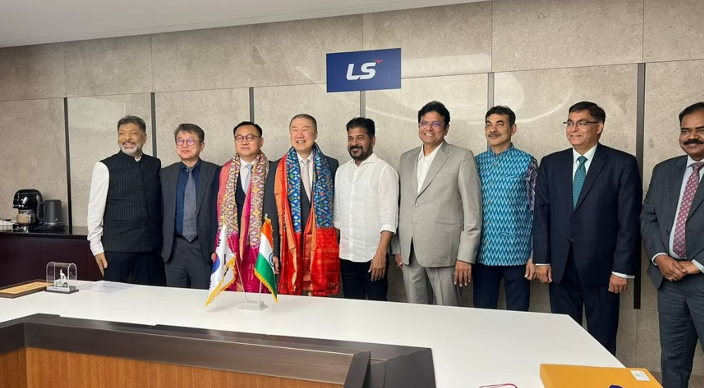 안원형(왼쪽 두번째부터) 사장, 명노현 부회장, 구자은 회장 등이 지난 12일 레반트 레디 인도 텔랑가나주 총리(왼쪽 다섯번째)를 포함한 텔랑가나 대표단과 회동 후 기념촬영을 하고 있다. [레반트 레디 인도 텔랑가나주 총리 X(옛 트위터)]