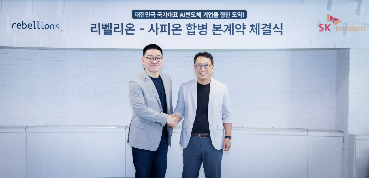 유영상 SKT CEO(사진 오른쪽)와 박성현 리벨리온 대표가 향후 합병법인을 위한 지속적인 협력을 다짐하며 기념사진을 찍은 모습. [SK텔레콤 제공]
