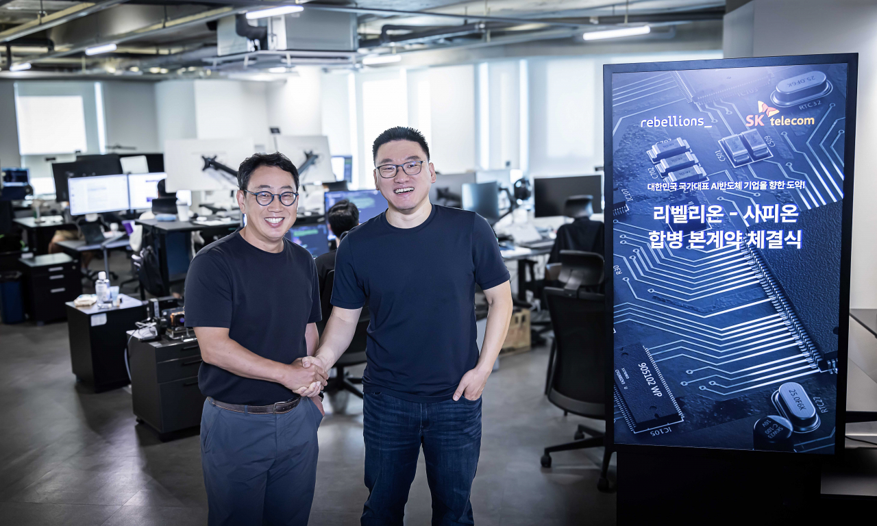 본계약 체결 후 유영상 SKT CEO(사진 왼쪽)와 박성현 리벨리온 대표가 향후 합병법인을 위한 지속적인 협력을 다짐하며 기념사진을 찍은 모습.[SK텔레콤 제공]