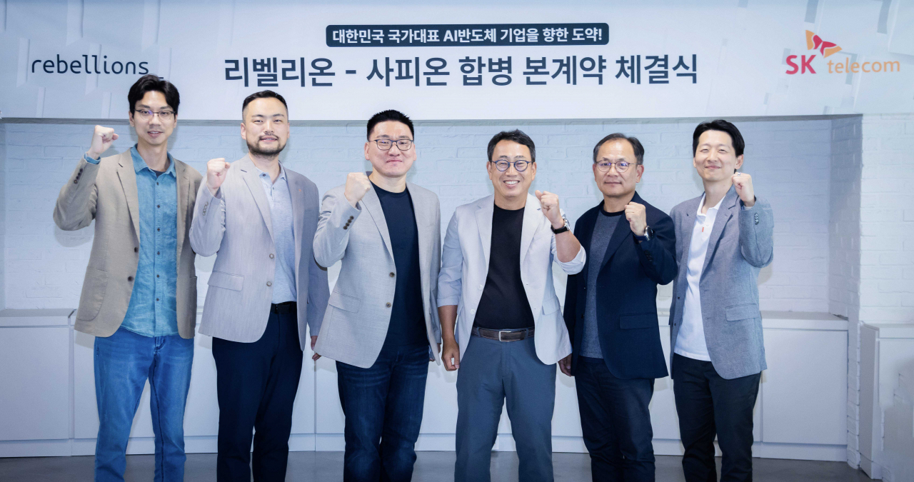 본계약 체결 후 유영상 SKT CEO(사진 오른쪽에서 세 번째)와 박성현 리벨리온 대표(사진 왼쪽에서 세번째)가 향후 합병법인을 위한 지속적인 협력을 다짐하며 기념사진을 찍은 모습. [SK텔레콤 제공]