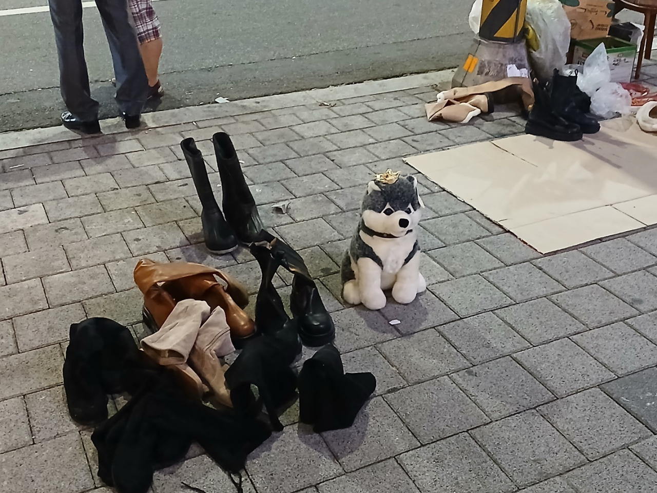 서울 동묘시장 인근의 한 도로의 모습. 강아지 인형과 부츠 등 잡화가 판매 중이다. 김희량 기자