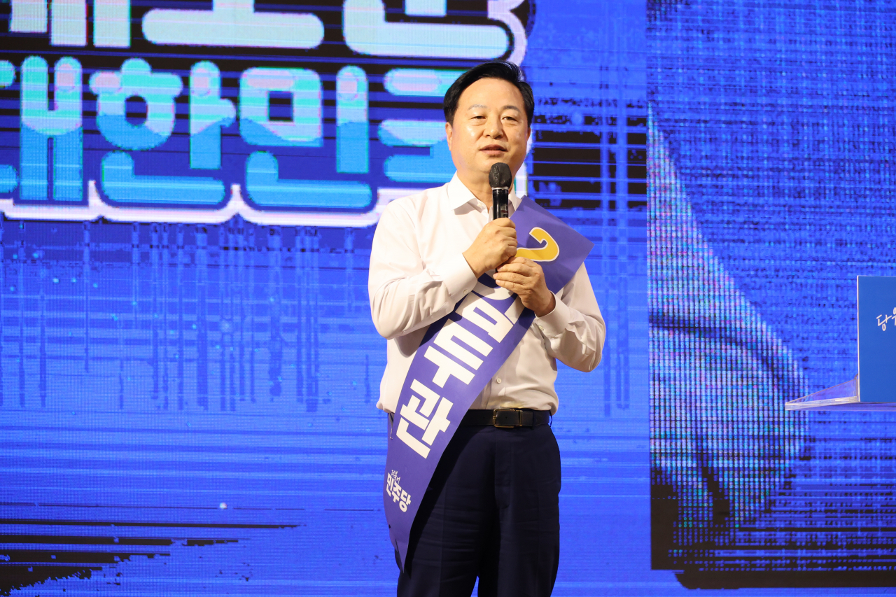 김두관 더불어민주당 당대표 후보. 사진은 지난 11일 대전 서구 배재대 스포렉스홀에서 열린 더불어민주당 당 대표·최고위원 후보자 합동연설회에서 김 후보가 정견 발표하는 모습. [연합]
