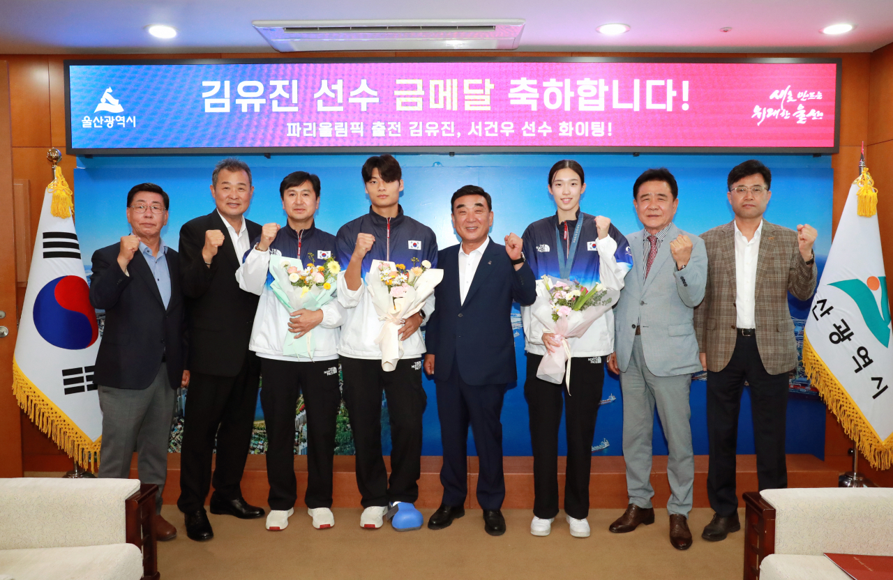 김두겸 울산시장이 16일 시청 접견실에서 파리올림픽 태권도 김유진, 서건우 선수와 관계자들이 기념 촬영하고 있다. [사진=울산시]
