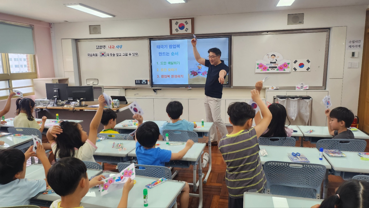 김창석 부산시의회 부위원장이 지난 16일 부산 사상구 동궁초등학교에서 '나라 사랑'을 주제로 일일 수업을 진행하고 있다. [사진=부산교육청]