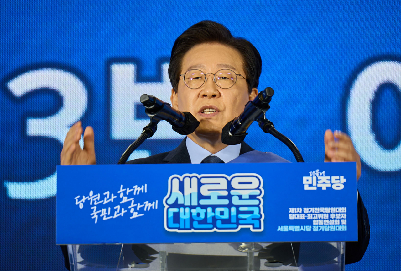 Lee Jae-myung, former leader of the main opposition Democratic Party, delivers a speech at Jangchung Arena in Seoul on Saturday. (Yonhap)