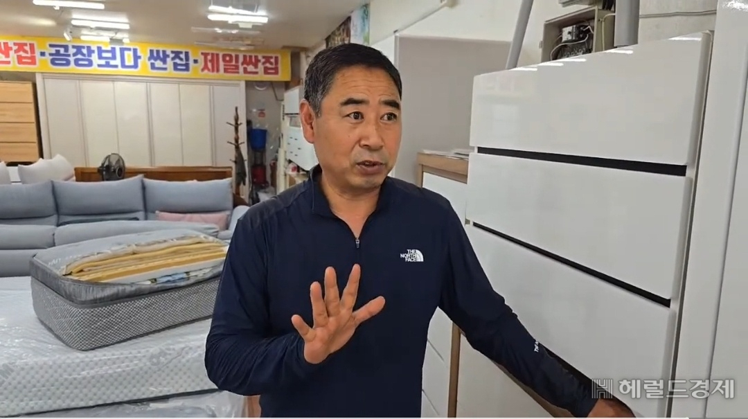 가구점도 고가의 프리미엄 제품과 저렴한 가격의 제품으로 양극화된 상태다. 임대료, 인건비 등을 제하면 사실상 현상유지가 힘들다는게 상인들의 목소리다. 서인주 기자