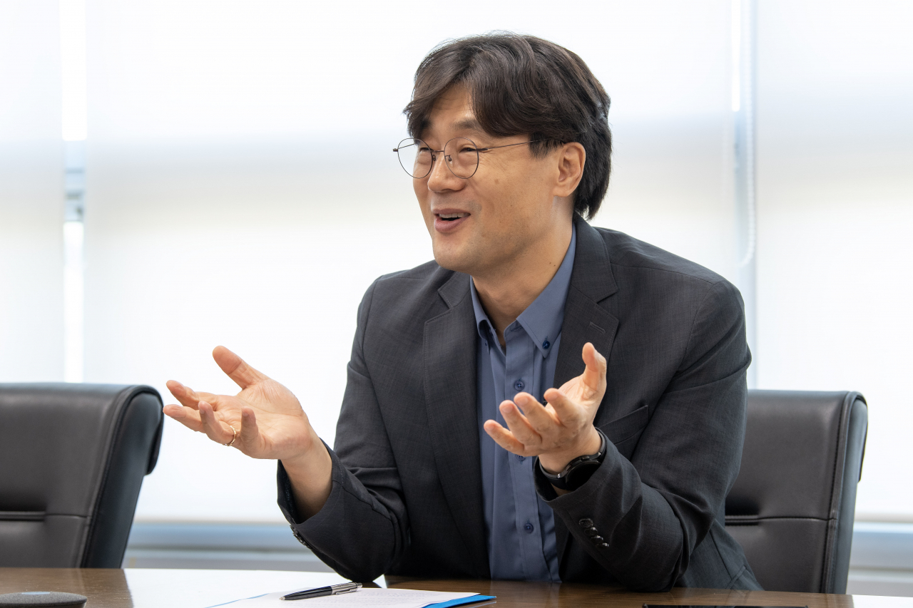 윤원섭 성균관대 에너지과학과 교수가 언론 인터뷰를 하는 모습. [연합]