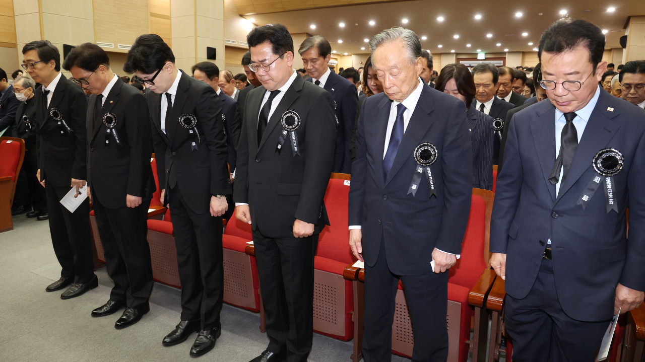 18일 오전 국립서울현충원에서 열린 김대중 전 대통령 서거 15주기 추모식에서 참석자들이 묵념하고 있다. 앞줄 왼쪽부터 김홍업 김대중평화센터 이사장, 우원식 국회의장, 국민의힘 한동훈 대표, 더불어민주당 박찬대 대표 직무대행 겸 원내대표, 권노갑 김대중 재단 이사장, 홍철호 대통령실 정무수석. [연합]