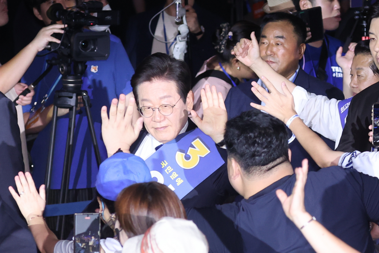 18일 오후 서울 송파구 올림픽공원 KSPO돔에서 열린 더불어민주당 전국당원대회에서 이재명 당 대표 후보가 입장하고 있다. [연합]