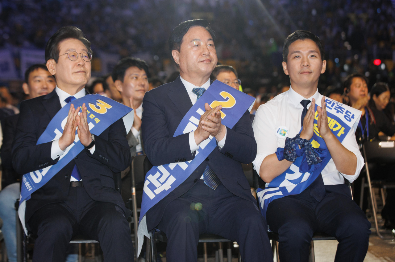 더불어민주당 이재명(왼쪽부터)·김두관·김지수 대표 후보가 18일 오후 서울 송파구 올림픽공원 KSPO돔에서 열린 더불어민주당 제1차 정기전국당원대회에서 박수를 치고 있다. [연합]