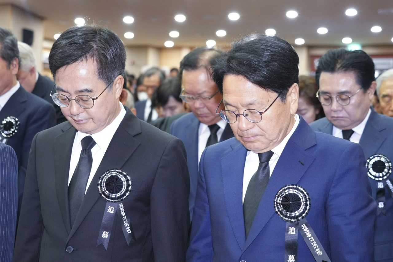 강기정 광주시장은 추도식이 끝난 뒤 김대중 전 대통령 묘소로 이동, 헌화·분향했다.