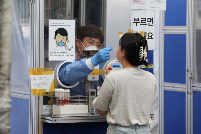 코로나 검사를 하는 모습. [연합]