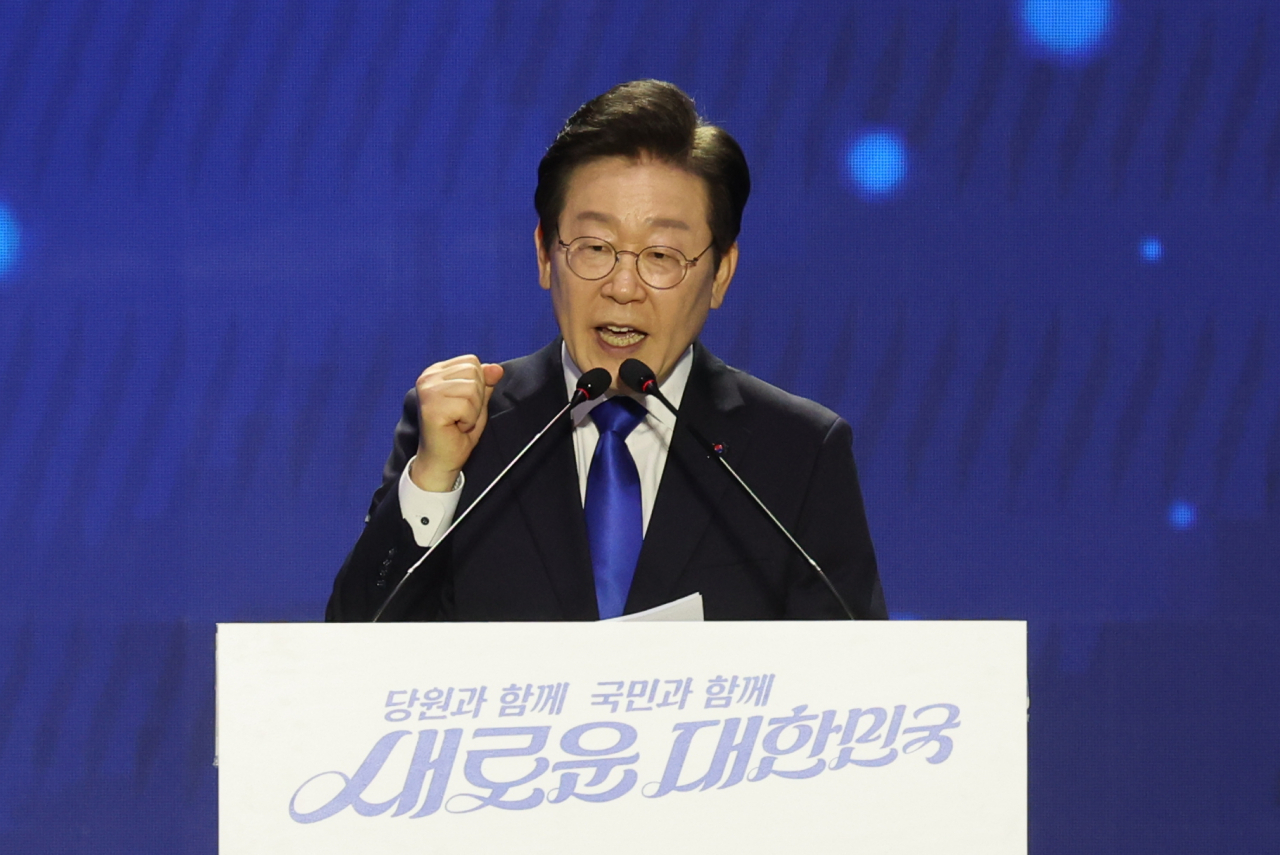 더불어민주당 당대표 연임에 성공한 이재명 대표가 18일 오후 서울 송파구 올림픽공원 KSPO돔에서 열린 전국당원대회에서 수락연설을 하고 있다. [연합]