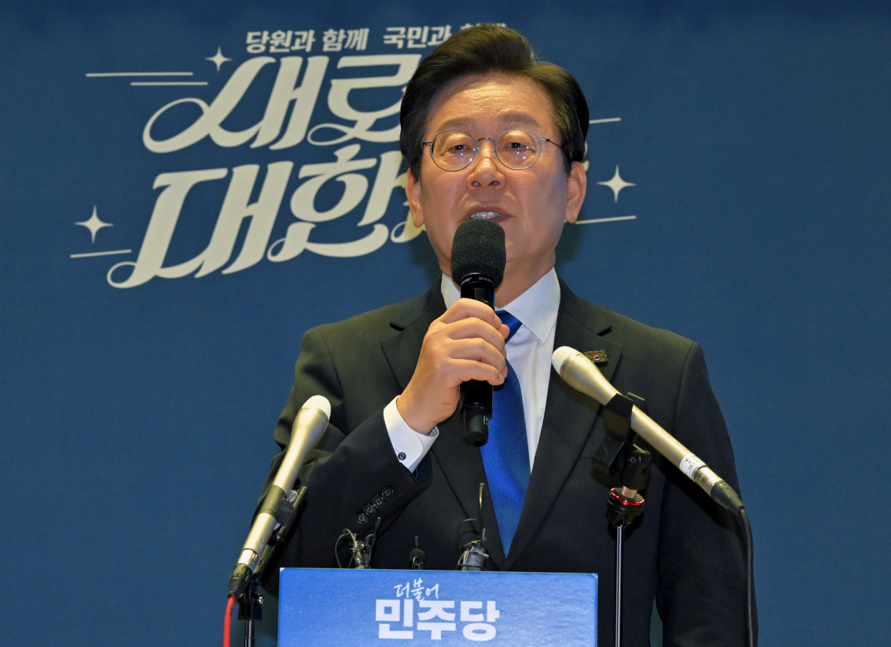 더불어민주당 당 대표 연임이 확정된 이재명 신임 당대표가 18일 오후 서울 송파구 올림픽공원 KSPO돔에서 열린 전국당원대회를 마친 뒤 취재진의 질문에 답변하고 있다. [연합]