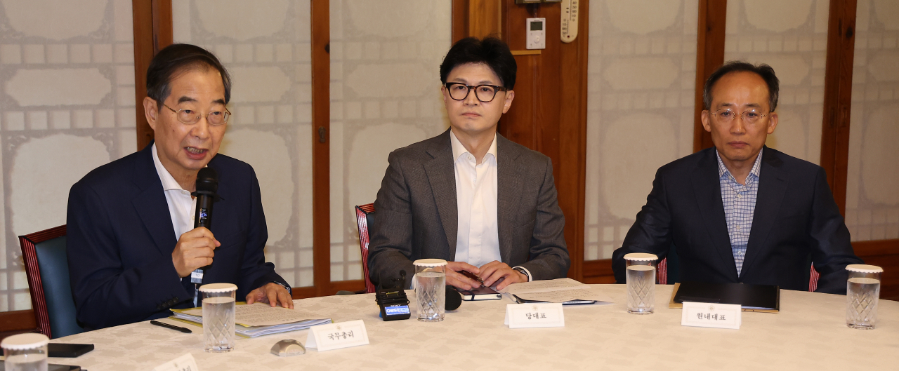 (왼쪽부터) 한덕수 국무총리와 한동훈 국민의힘 대표, 추경호 국민의힘 원내대표가 18일 오후 서울 종로구 삼청동 총리공관에서 열린 고위당정협의회에 참석했다. [연합]