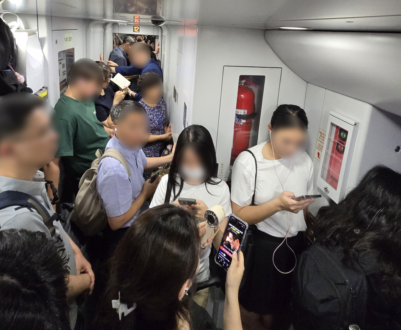 KTX 열차 궤도 이탈 여파로 열차가 줄줄이 지연된 18일 오후 서울행 KTX 열차 내부가 승객들로 붐비고 있다. [연합]