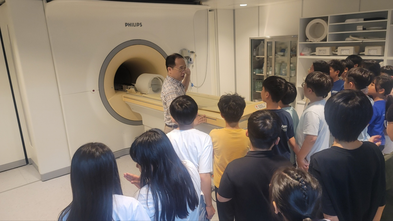청소년 방사광가속기 체험 캠프 참가자들이 MRI 연구동을 살펴보고 있다.[KBSI 제공]