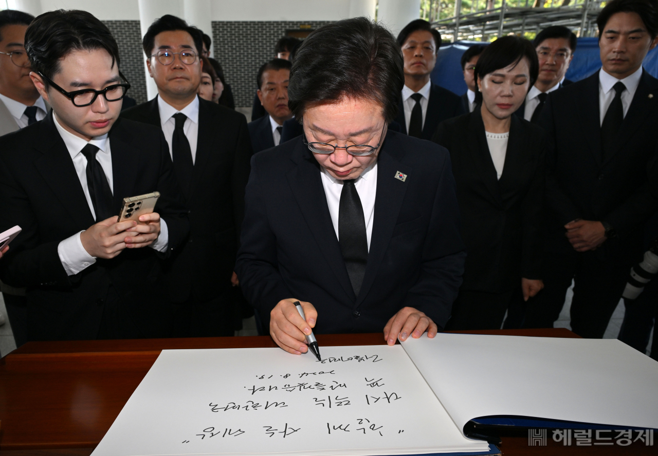 이재명 더불어민주당 대표가 신임 지도부와 함께 19일 오전 서울 동작구 국립현충원을 찾아 참배를 마치고 방명록을 작성하고 있다. 이상섭 기자