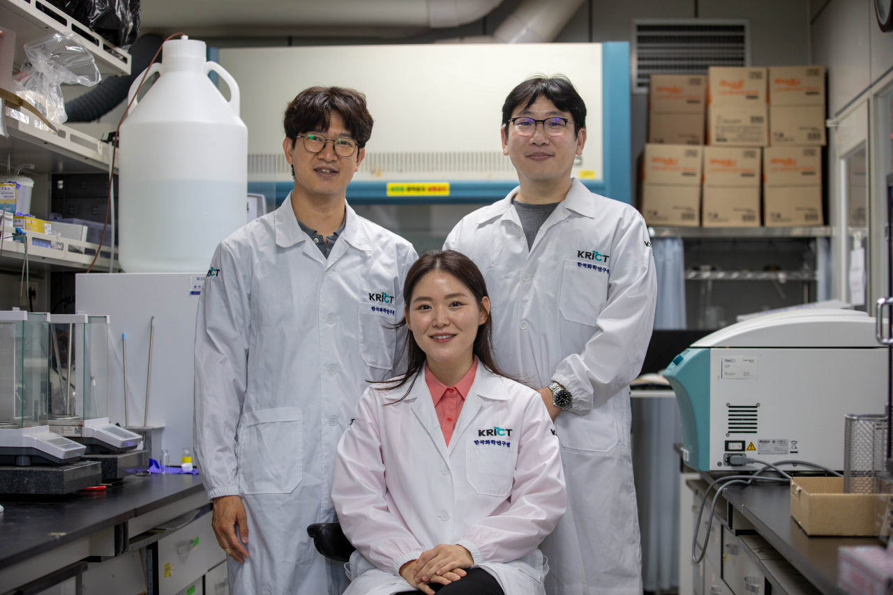 이번 연구를 수행한 한국화학연구원 연구진. 이진희(왼쪽부터), 안진주, 박지훈 박사.[한국화학연구원 제공]