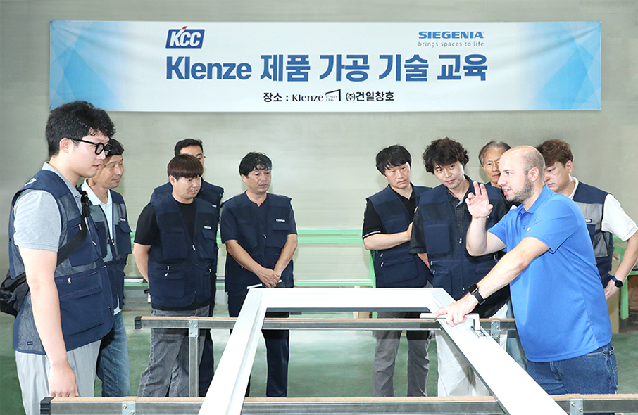 KCC 창호트레이닝 센터에서 독일 지게니아 본사 엔지니어가 클렌체 이맥스클럽 대리점 대상으로 클렌체 하드웨어 조립 교육을 하고 있다. [KCC 제공]